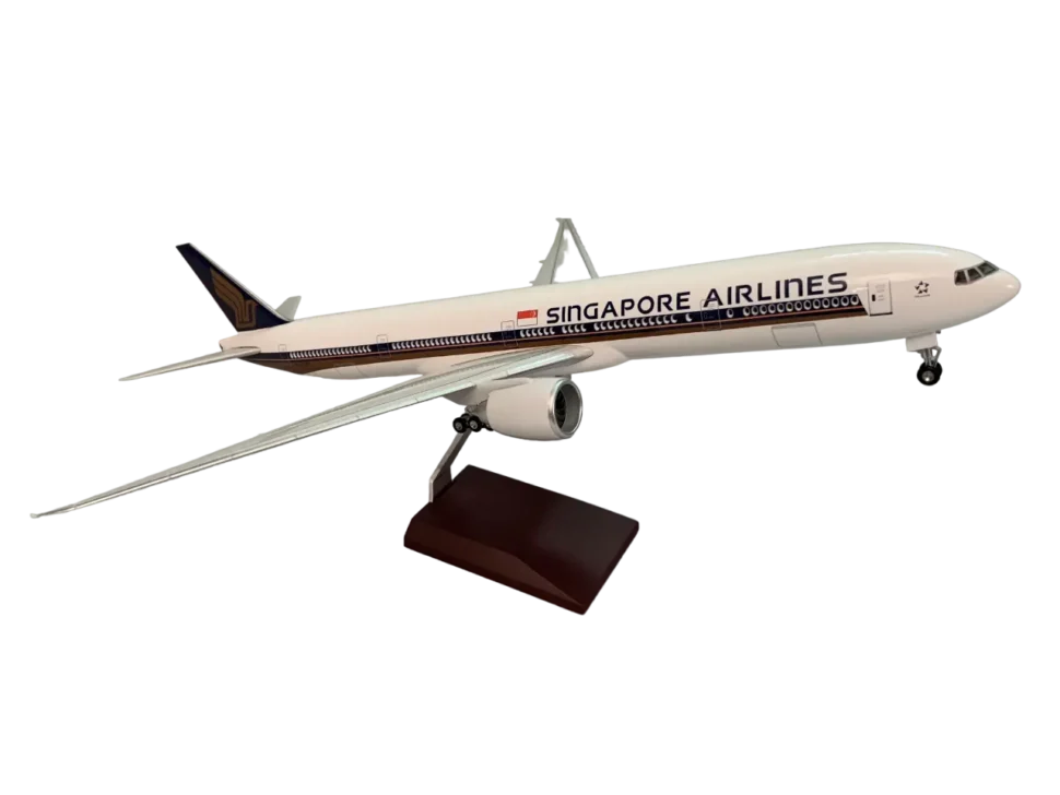 Singapore B777-300ER Resin Aircraft Model – Landing Gear & LED - Image 2